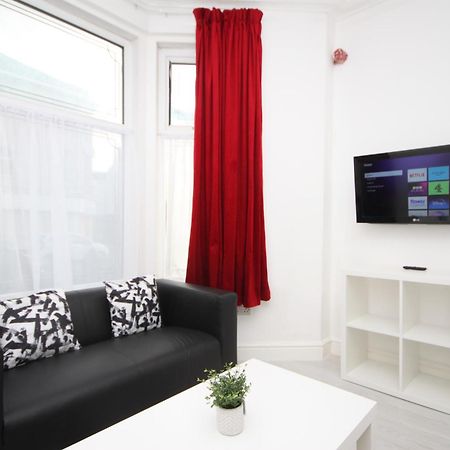 בלקפול Barton Beachside - Stylish Studio Apartment, Double & Single - Central Beach & Promenade Location - Over 21'S, Family Friendly Only, Id Required מראה חיצוני תמונה
