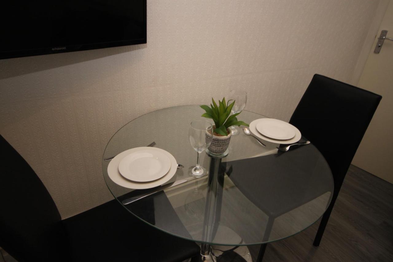 בלקפול Barton Beachside - Stylish Studio Apartment, Double & Single - Central Beach & Promenade Location - Over 21'S, Family Friendly Only, Id Required מראה חיצוני תמונה