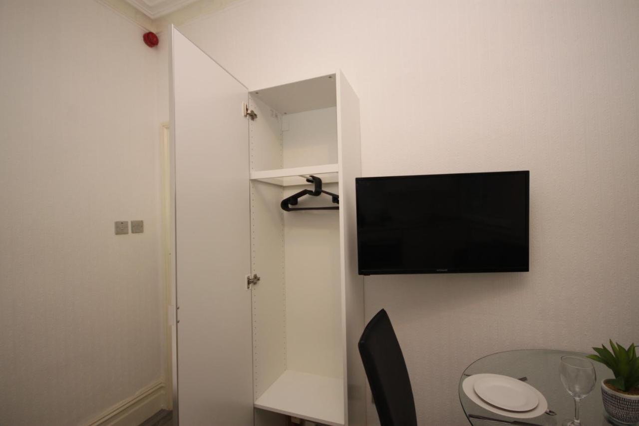 בלקפול Barton Beachside - Stylish Studio Apartment, Double & Single - Central Beach & Promenade Location - Over 21'S, Family Friendly Only, Id Required מראה חיצוני תמונה