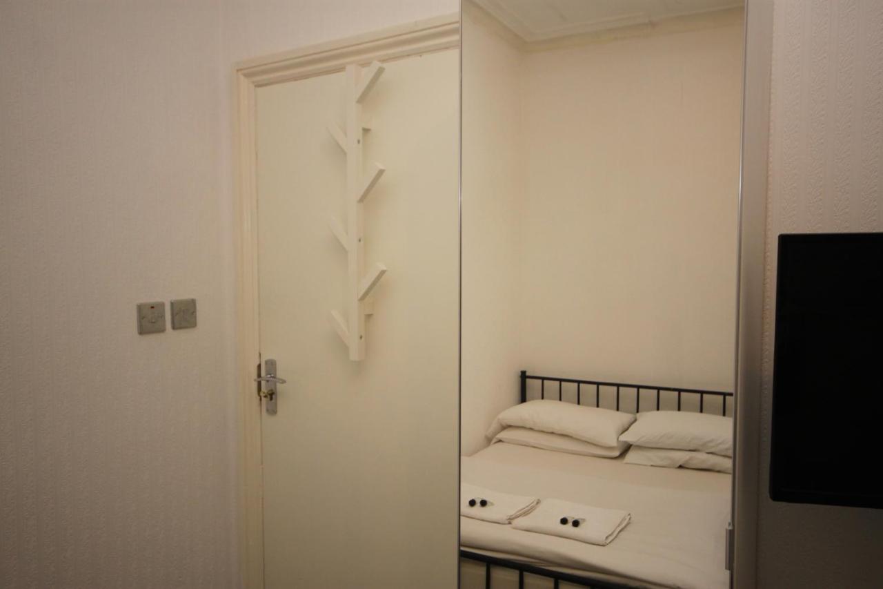 בלקפול Barton Beachside - Stylish Studio Apartment, Double & Single - Central Beach & Promenade Location - Over 21'S, Family Friendly Only, Id Required מראה חיצוני תמונה