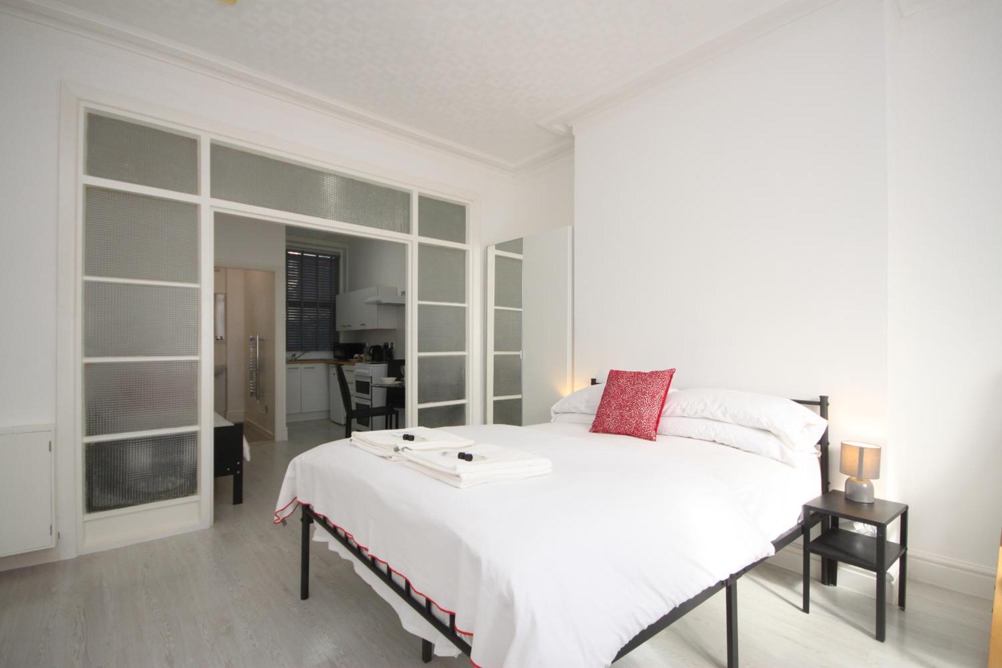 בלקפול Barton Beachside - Stylish Studio Apartment, Double & Single - Central Beach & Promenade Location - Over 21'S, Family Friendly Only, Id Required חדר תמונה