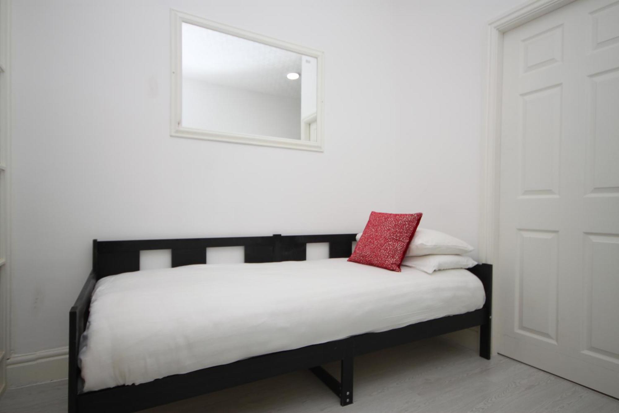בלקפול Barton Beachside - Stylish Studio Apartment, Double & Single - Central Beach & Promenade Location - Over 21'S, Family Friendly Only, Id Required חדר תמונה