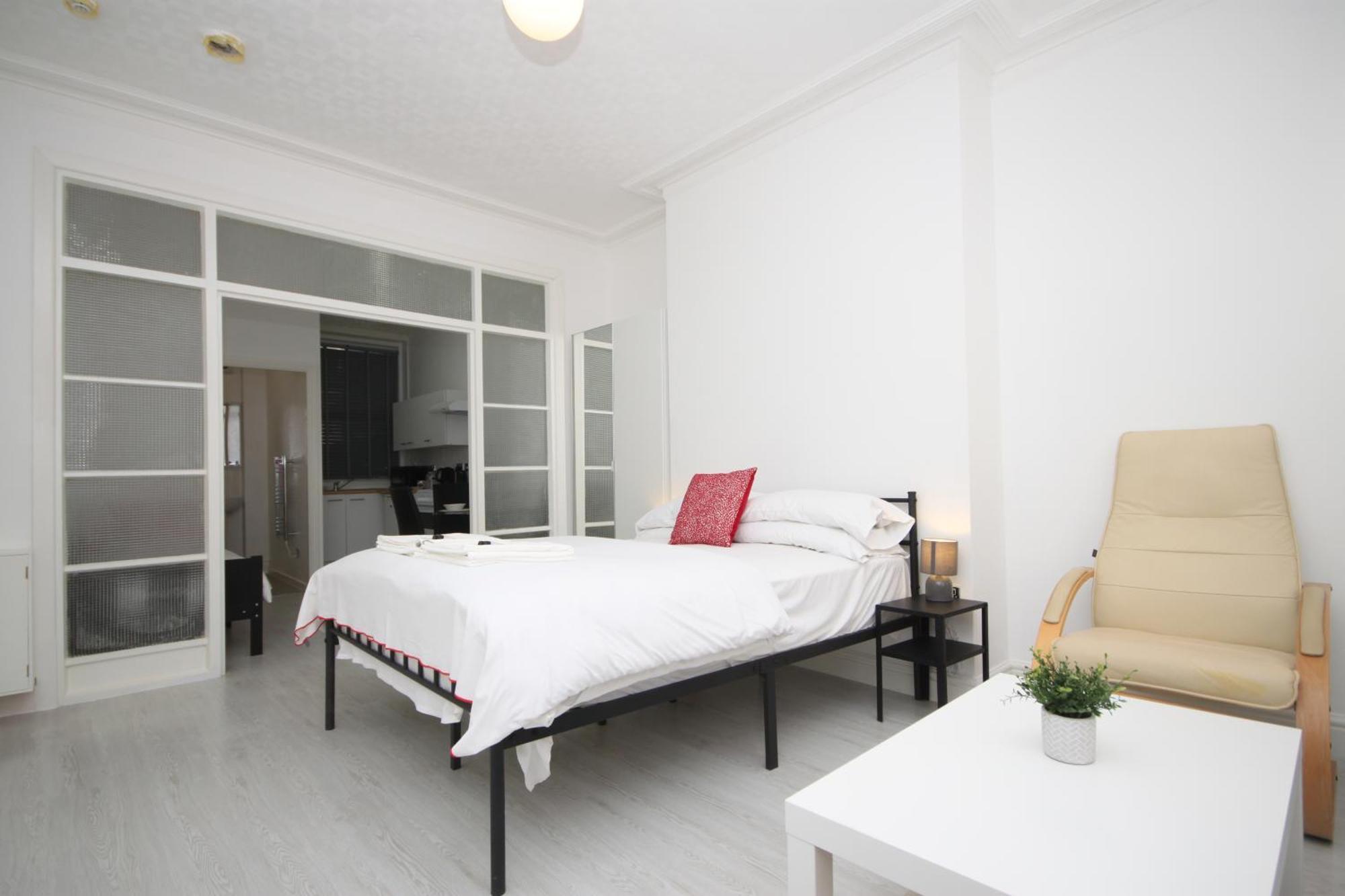 בלקפול Barton Beachside - Stylish Studio Apartment, Double & Single - Central Beach & Promenade Location - Over 21'S, Family Friendly Only, Id Required חדר תמונה