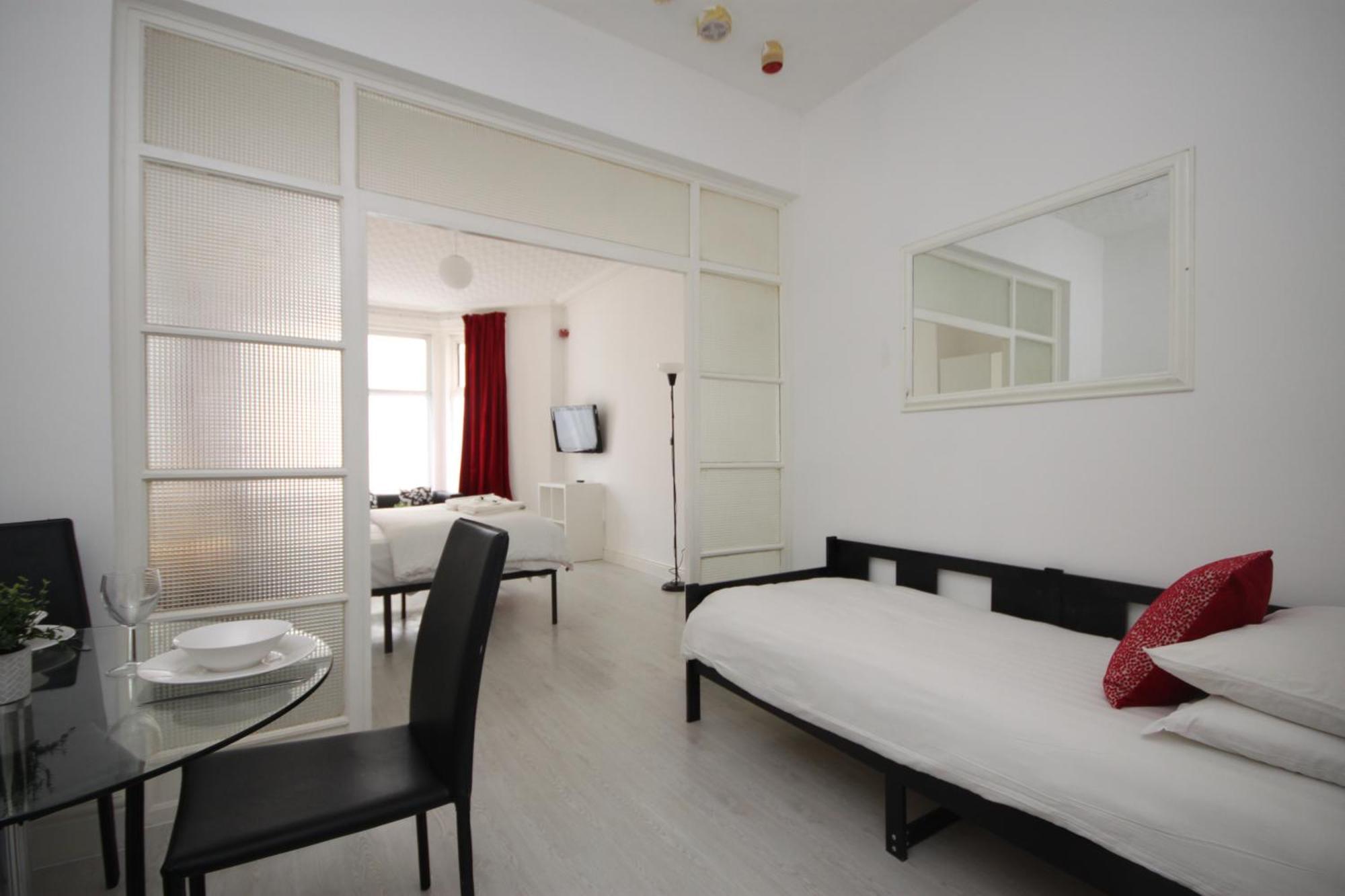 בלקפול Barton Beachside - Stylish Studio Apartment, Double & Single - Central Beach & Promenade Location - Over 21'S, Family Friendly Only, Id Required מראה חיצוני תמונה