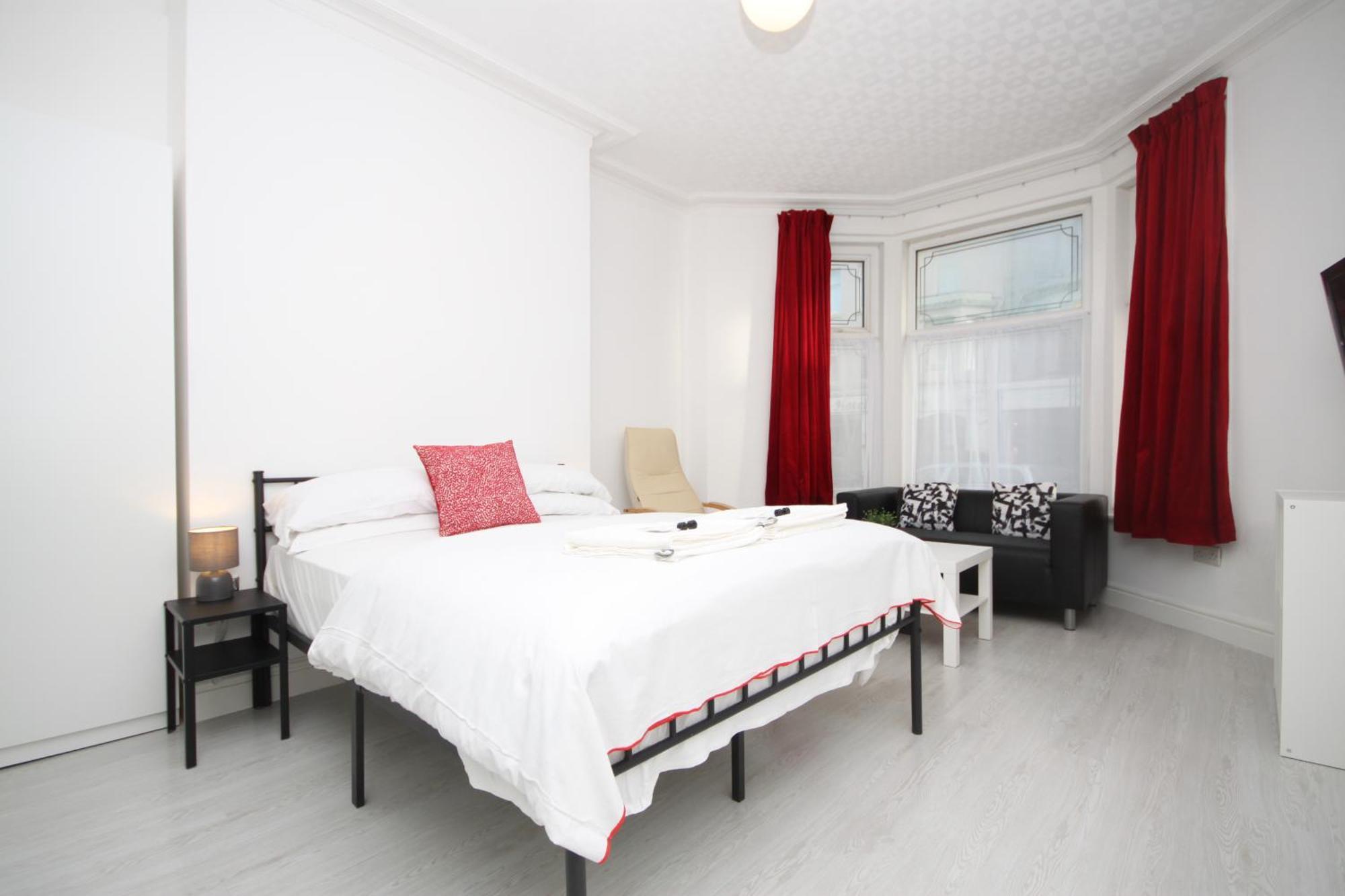 בלקפול Barton Beachside - Stylish Studio Apartment, Double & Single - Central Beach & Promenade Location - Over 21'S, Family Friendly Only, Id Required חדר תמונה