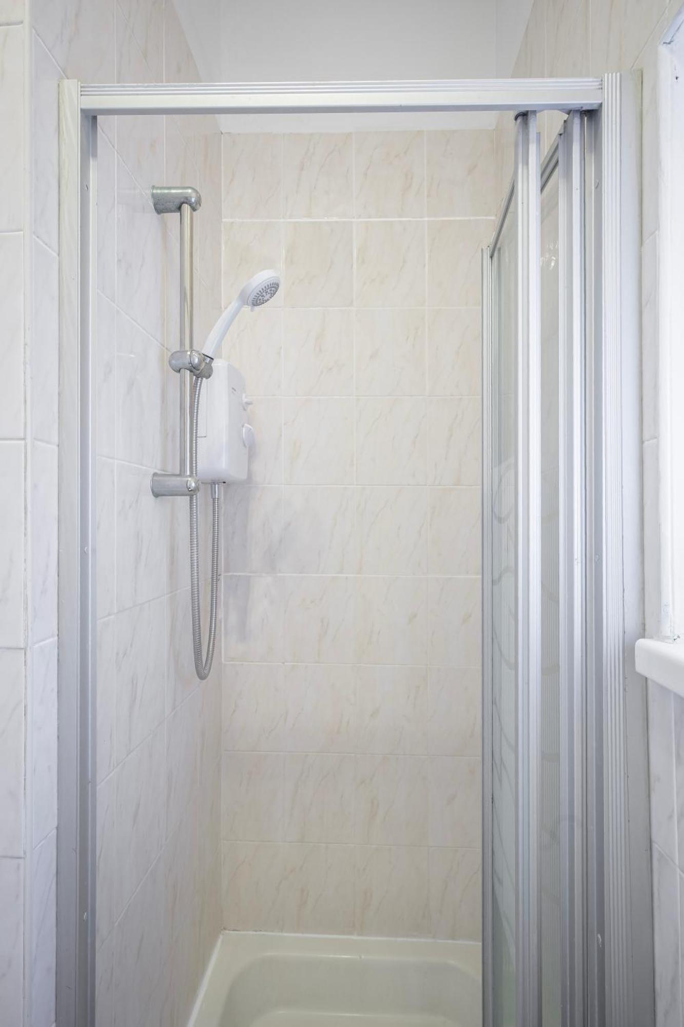 בלקפול Barton Beachside - Stylish Studio Apartment, Double & Single - Central Beach & Promenade Location - Over 21'S, Family Friendly Only, Id Required מראה חיצוני תמונה