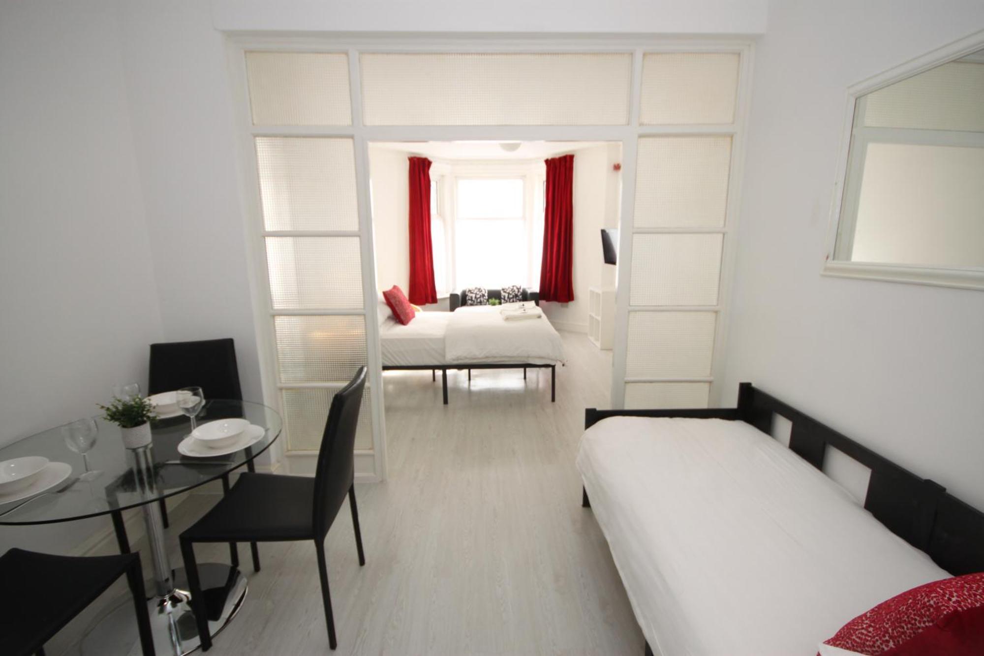 בלקפול Barton Beachside - Stylish Studio Apartment, Double & Single - Central Beach & Promenade Location - Over 21'S, Family Friendly Only, Id Required מראה חיצוני תמונה