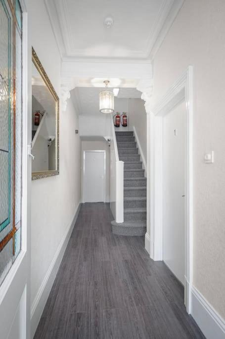 בלקפול Barton Beachside - Stylish Studio Apartment, Double & Single - Central Beach & Promenade Location - Over 21'S, Family Friendly Only, Id Required מראה חיצוני תמונה
