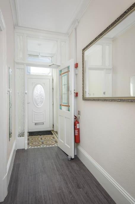 בלקפול Barton Beachside - Stylish Studio Apartment, Double & Single - Central Beach & Promenade Location - Over 21'S, Family Friendly Only, Id Required מראה חיצוני תמונה