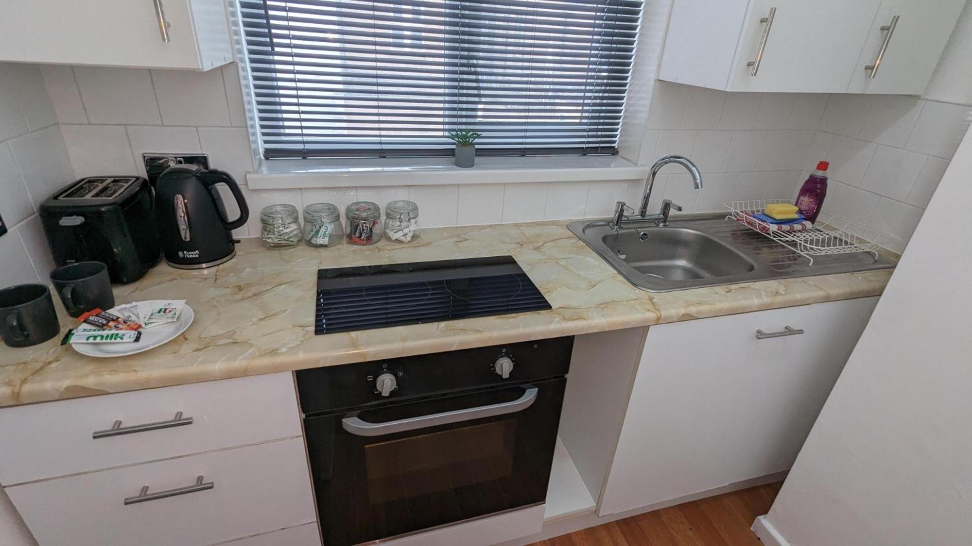 בלקפול Barton Beachside - Stylish Studio Apartment, Double & Single - Central Beach & Promenade Location - Over 21'S, Family Friendly Only, Id Required מראה חיצוני תמונה