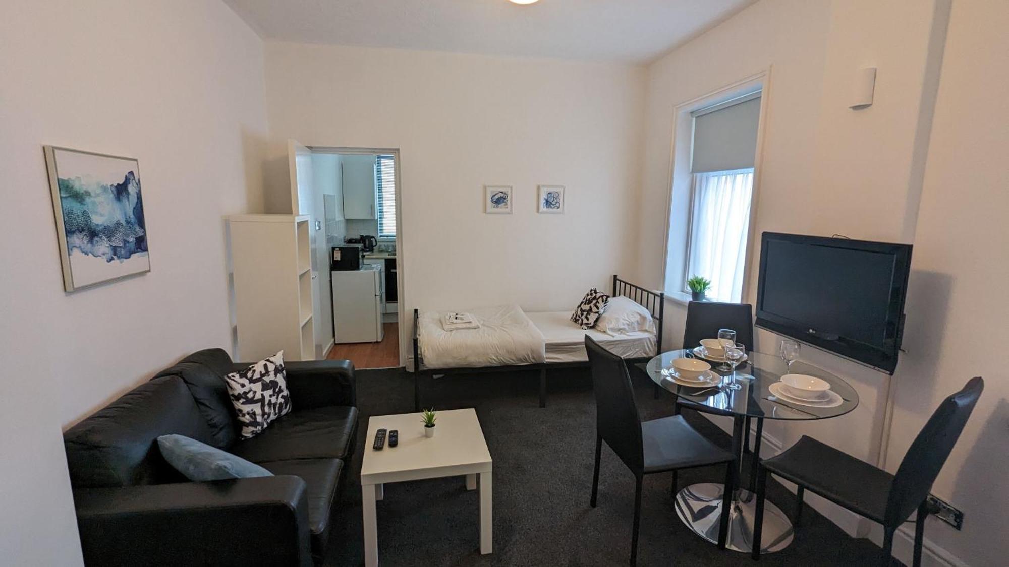בלקפול Barton Beachside - Stylish Studio Apartment, Double & Single - Central Beach & Promenade Location - Over 21'S, Family Friendly Only, Id Required מראה חיצוני תמונה